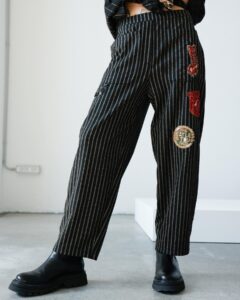 Pantalone Tadashi gessato con applicazioni
