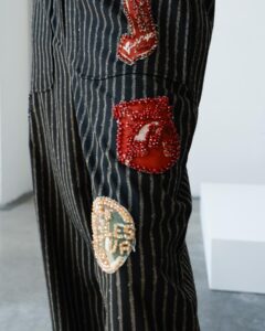 Pantalone Tadashi gessato con applicazioni - immagine 3